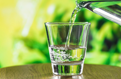 5 απλοί τρόποι για να πίνετε περισσότερο νερό