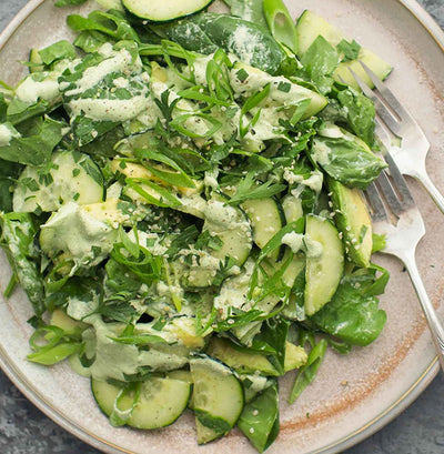 Πράσινη σαλάτα με dressing από βότανα και σπόρους κάνναβη