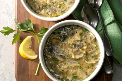 Vegan σούπα με κριθαράκι, μανιτάρια και λεμόνι