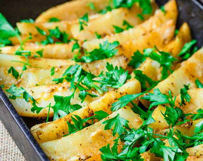 Οι καλύτερες ελληνικές πατάτες με λεμόνι και σκόρδο