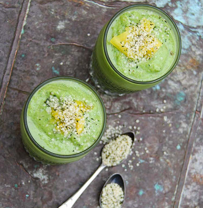 Πράσινο superfood smoothie με ανανά, kale, κάνναβη και αβοκάντο