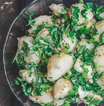 Απλές βραστές πατάτες με σκόρδο και φρέσκα βότανα