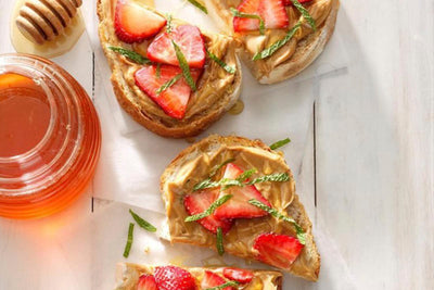 Sandwich με φυστικοβούτυρο, φράουλες και μέλι