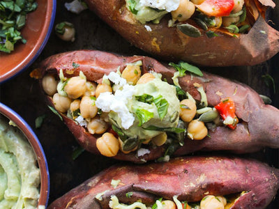 #Vegan -Μεσογειακές γεμιστές γλυκοπατάτες με ρεβύθια και σως ταχίνι από αβοκάντο
